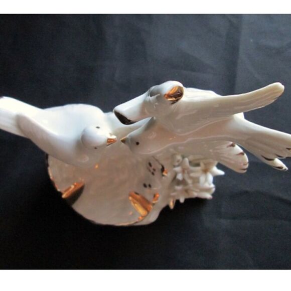 Vintage CAPODIMONTE Italy Porcelain All White Gold Trim Birds Doves - Picture 2 of 2
